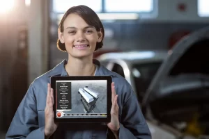 Mecânico com simulador automotivo em tablet