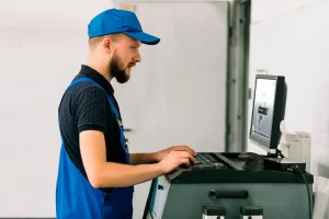 Mecânico pesquisando serviço no simulador automotivo