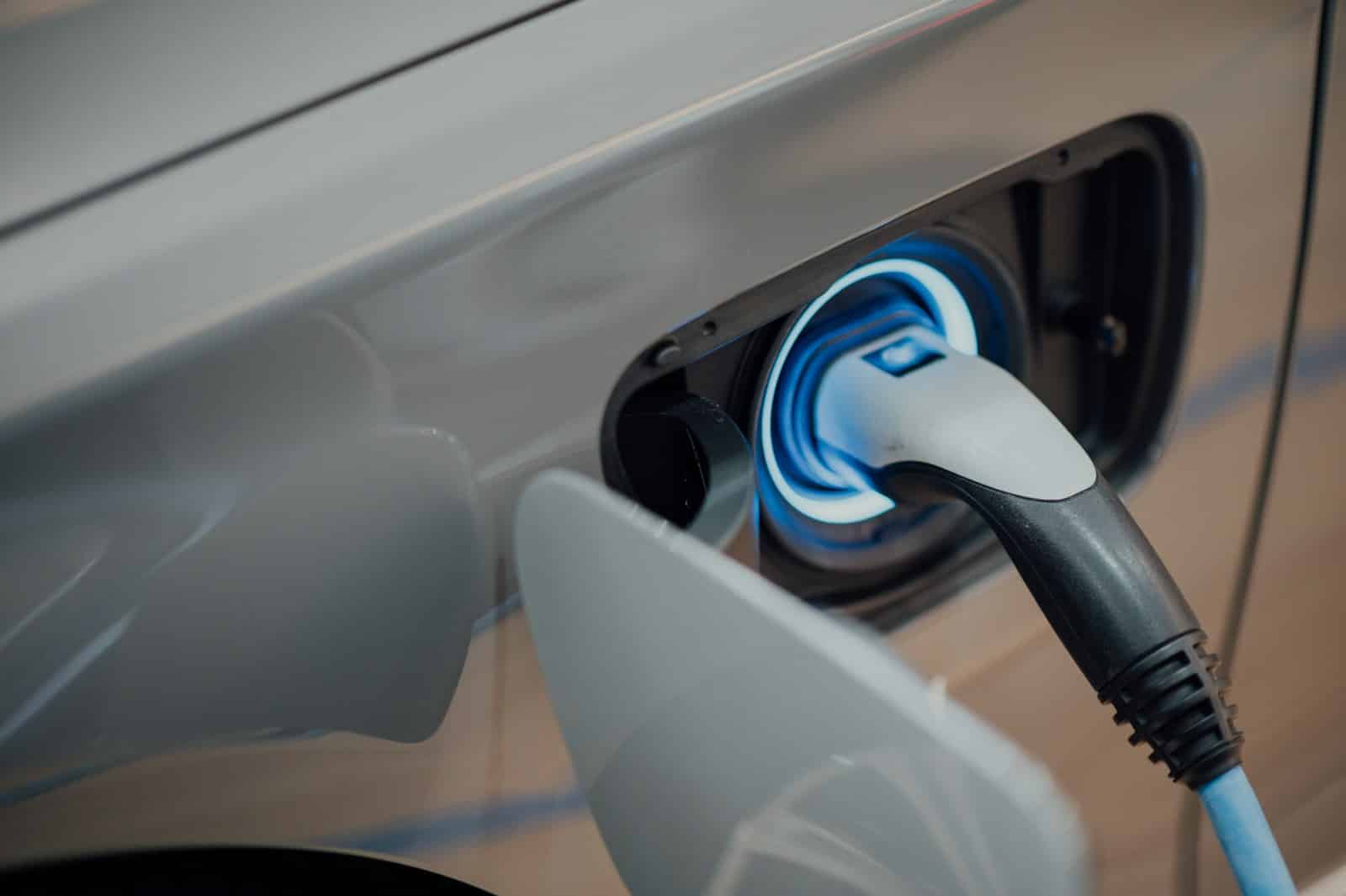 Conector de recarga ligado a veículo elétrico